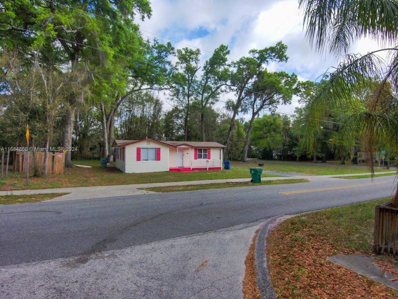 1135 E Voorhis Avenue, Deland, FL 32724