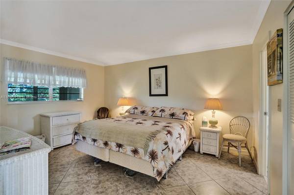 Lauderdale Lakes, FL 33319,5103 NW 35th St #605