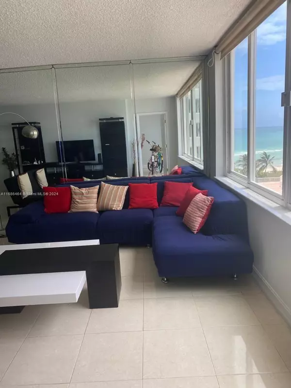 Miami Beach, FL 33140,5401 Collins Ave #412