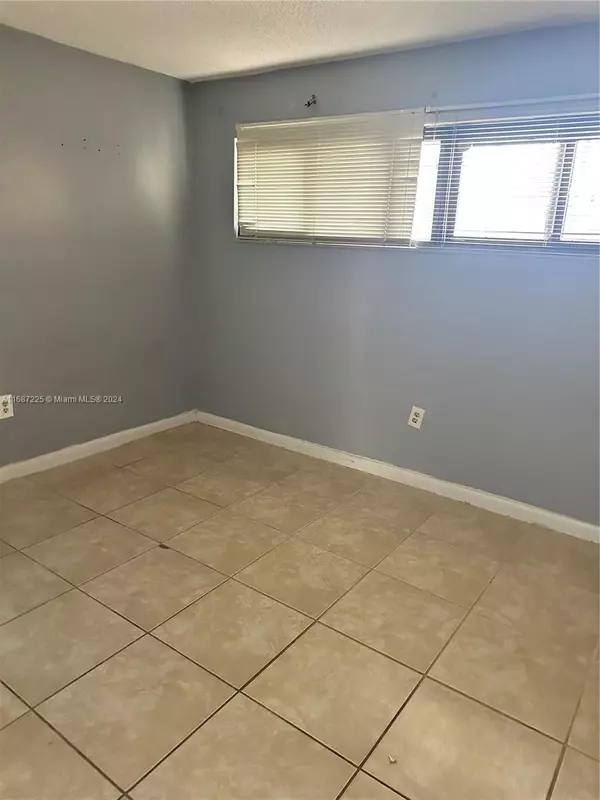 Miami, FL 33161,650 NE 149th St #106F
