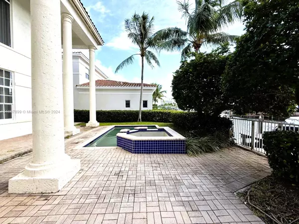 Hollywood, FL 33019,996 Sanibel Dr