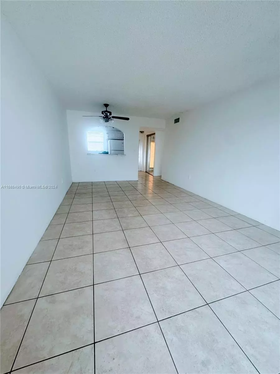 Sunrise, FL 33322,8220 Sunrise Lakes Blvd #307