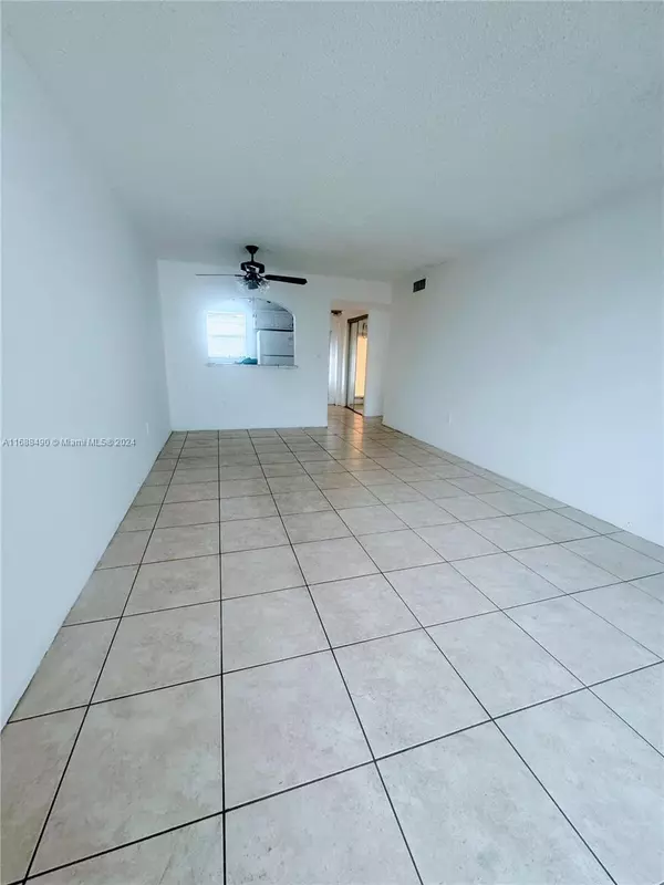 8220 Sunrise Lakes Blvd #307, Sunrise, FL 33322