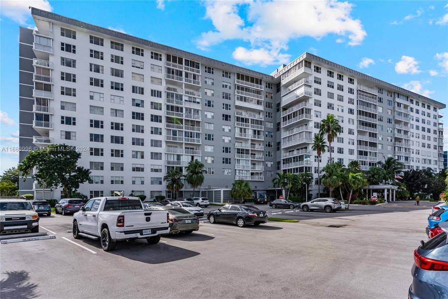 3800 Hillcrest Dr #102, Hollywood, FL 33021