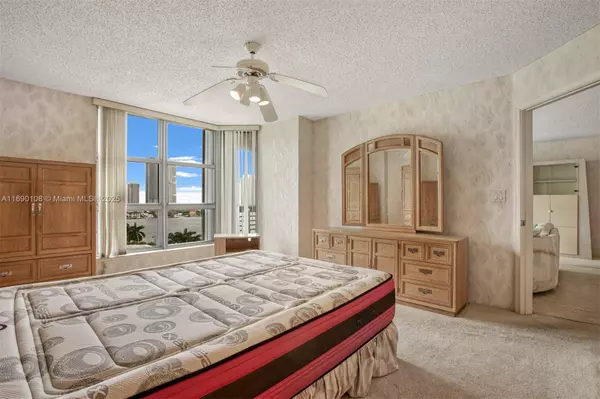 Aventura, FL 33180,3530 Mystic Pointe Dr #914
