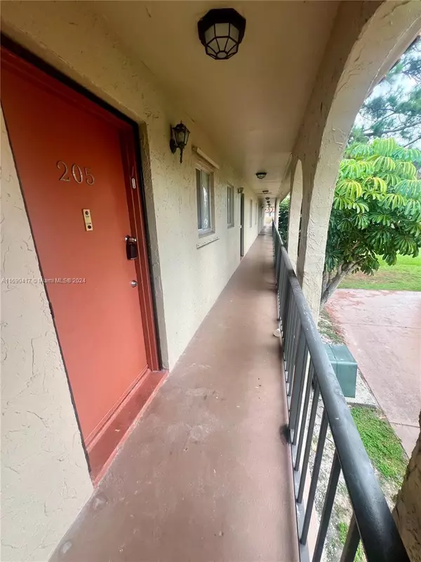 West Palm Beach, FL 33415,6100 Forest Hill Blvd #205