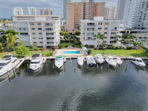 Hallandale Beach, FL 33009,120 Golden Isles Dr #22B