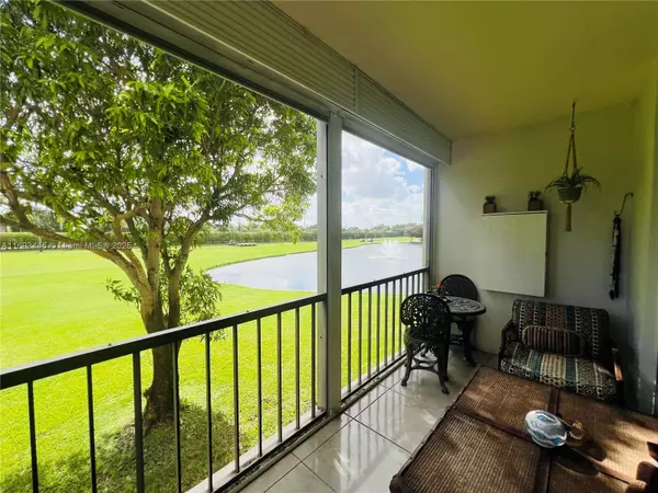 9820 S Hollybrook Lake Dr #202, Pembroke Pines, FL 33025