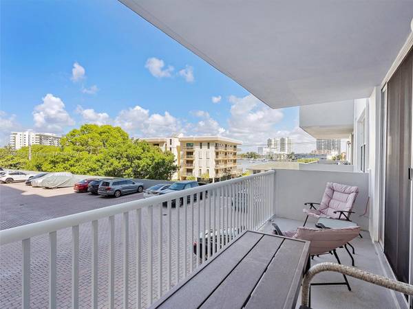 Hallandale Beach, FL 33009,137 Golden Isles Dr #312