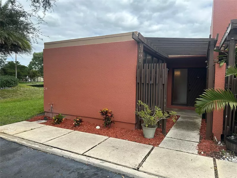 1691 Fairway Rd #1691, Pembroke Pines, FL 33026