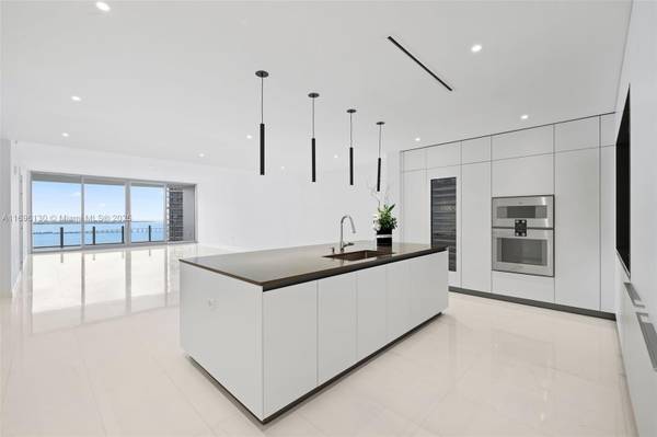 300 Biscayne Blvd Way #3404, Miami, FL 33131