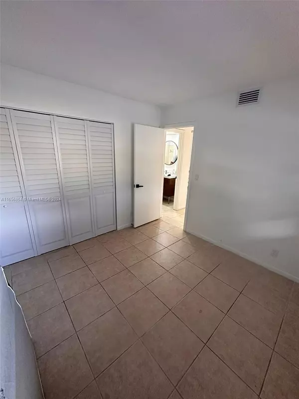 Coral Springs, FL 33071,910 Twin Lakes Dr #8-K