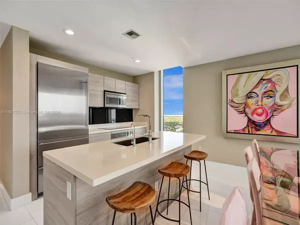 North Miami Beach, FL 33160,16385 Biscayne Blvd #3201/LPH01