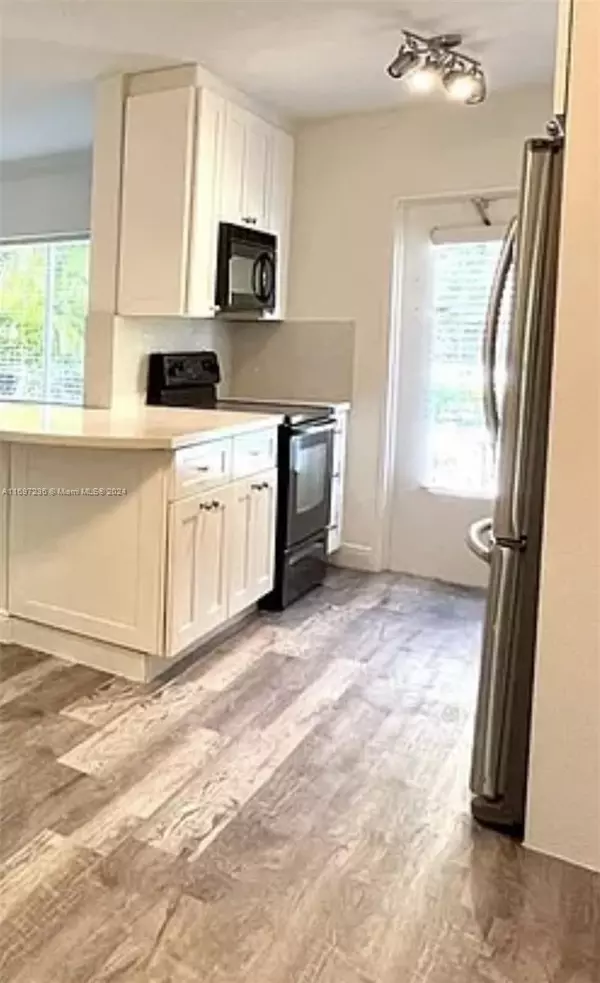 95 Edgewater Dr #106, Coral Gables, FL 33133