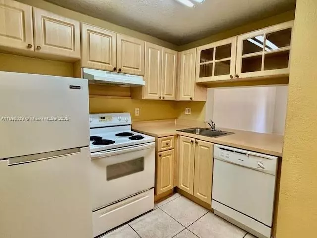 9350 Fontainebleau Blvd #203, Miami, FL 33172