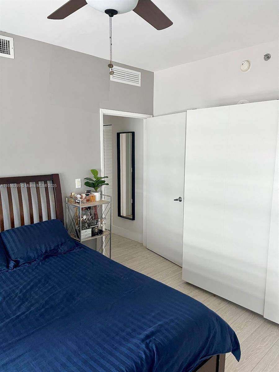 Miami, FL 33131,950 Brickell Bay Dr #802