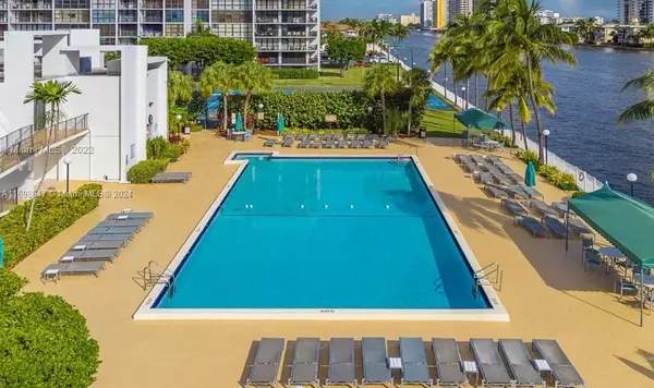 Hallandale Beach, FL 33009,800 Parkview Dr #527