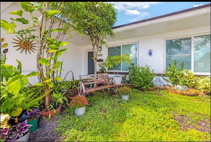 1585 W 56th Pl, Hialeah, FL 33012