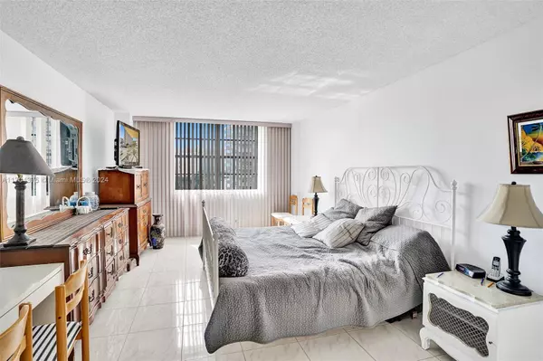 Sunny Isles Beach, FL 33160,251 174th St #415
