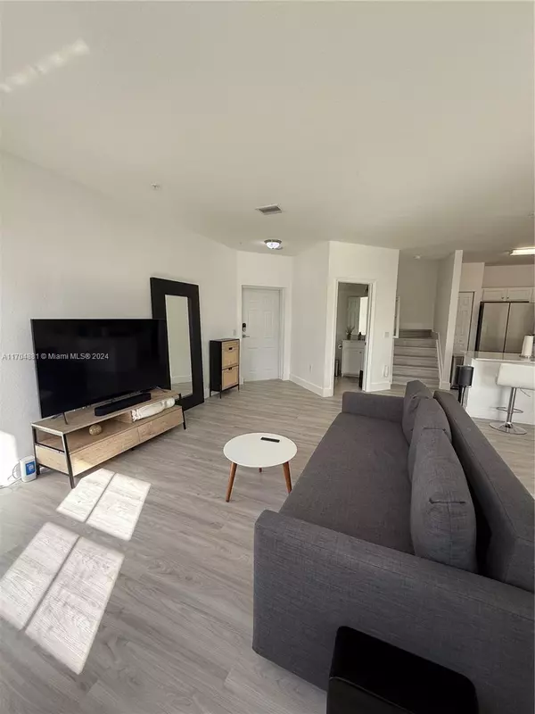 Miami, FL 33172,210 NW 109th Ave #211