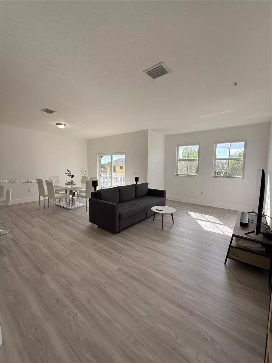 Miami, FL 33172,210 NW 109th Ave #211