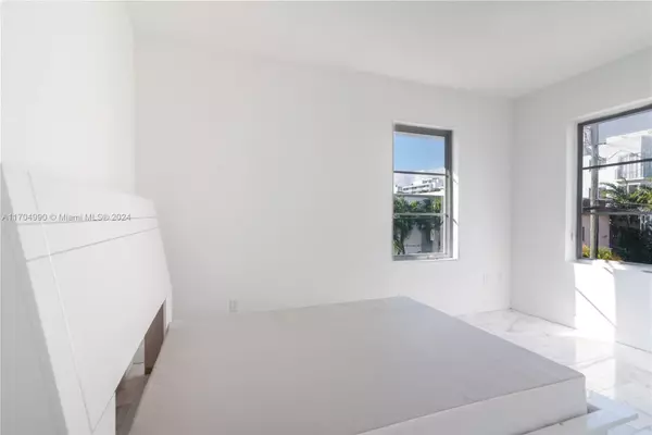 Miami Beach, FL 33139,922 Jefferson Ave #12