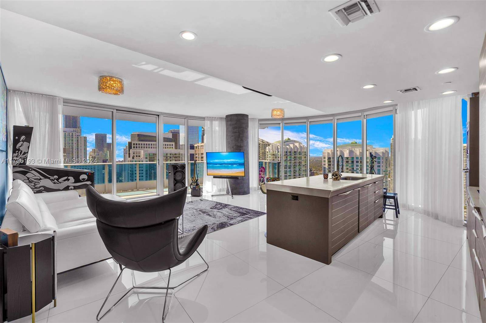 Miami, FL 33131,200 Biscayne Boulevard Way #4202
