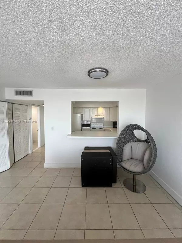 Miami Beach, FL 33141,6900 E Bay Dr #8J