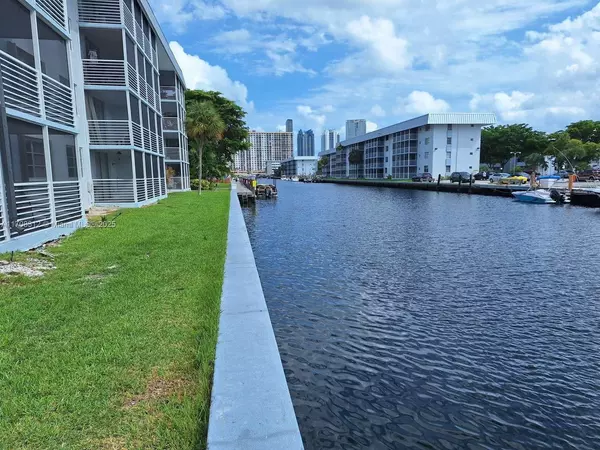3600 NE 170th St #402, North Miami Beach, FL 33160