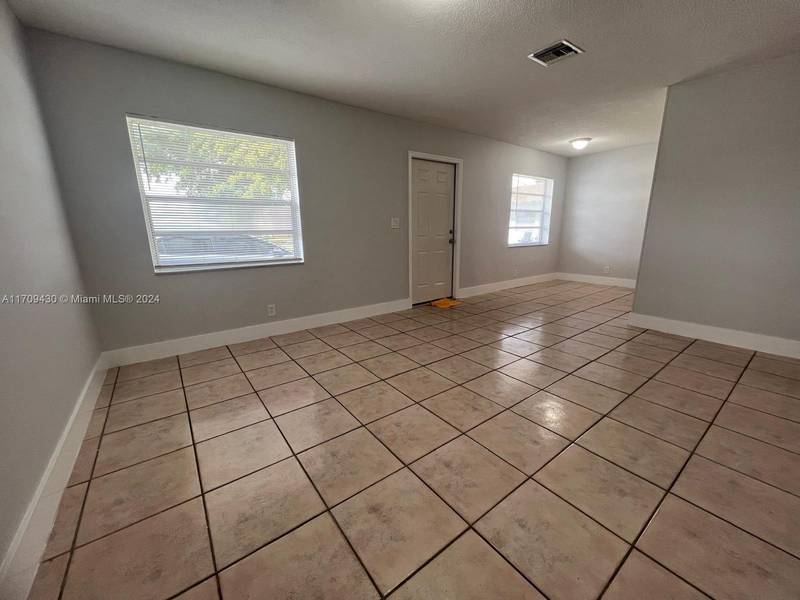 3071 NW 43rd St #3, Lauderdale Lakes, FL 33309