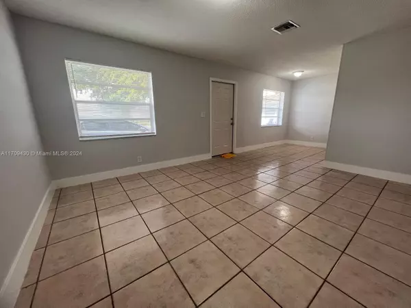 3071 NW 43rd St #3, Lauderdale Lakes, FL 33309