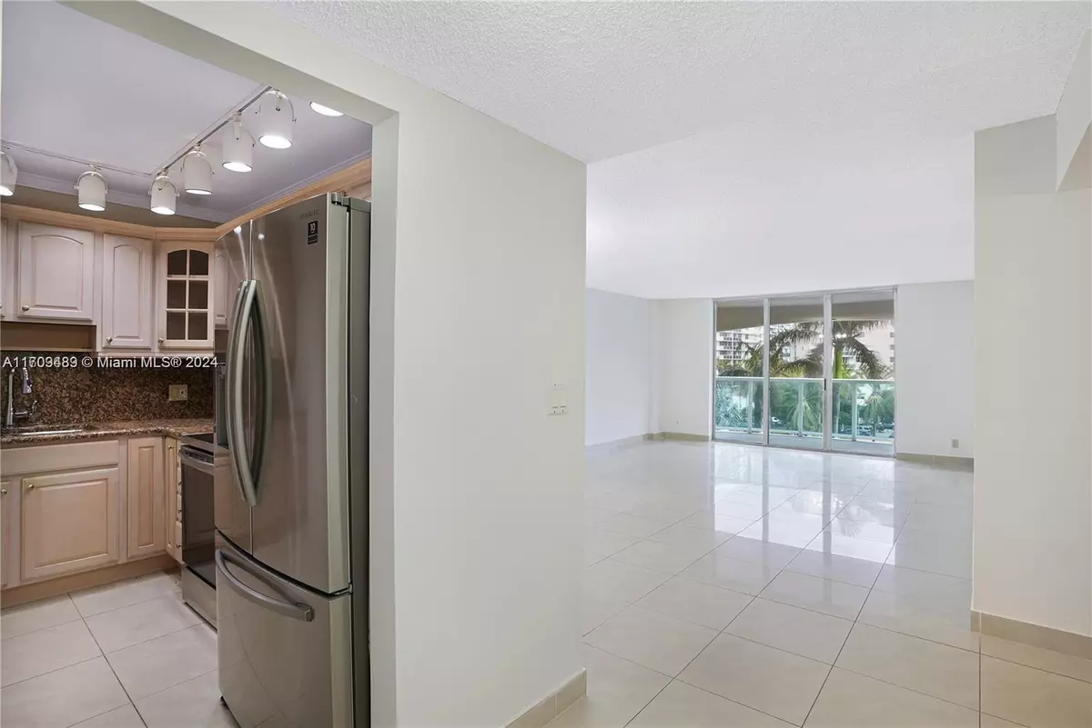 Hollywood, FL 33019,3800 S Ocean Dr #414