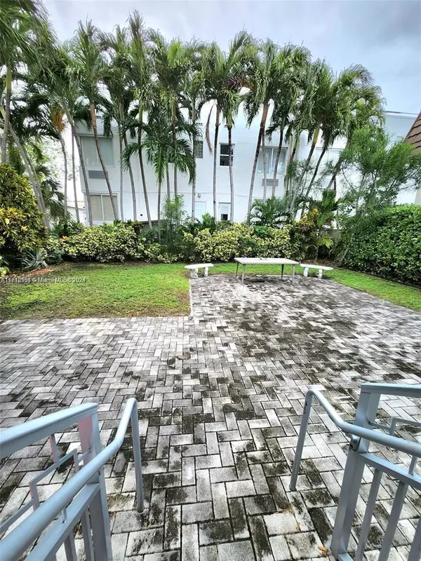 Miami Beach, FL 33141,7936 Harding Ave #2