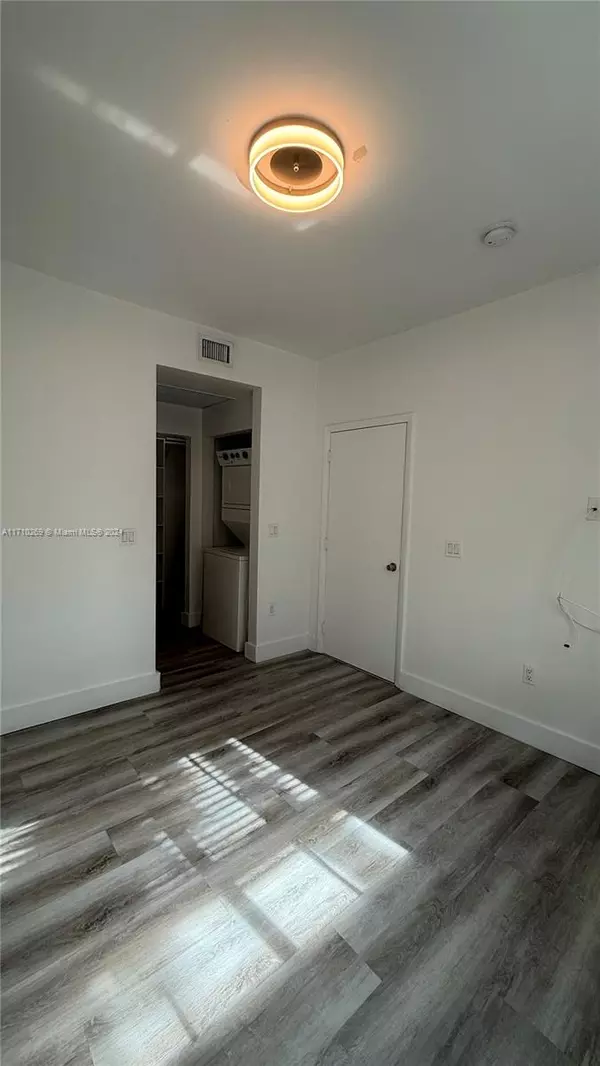 Miami Beach, FL 33139,729 MERIDIAN AV #8