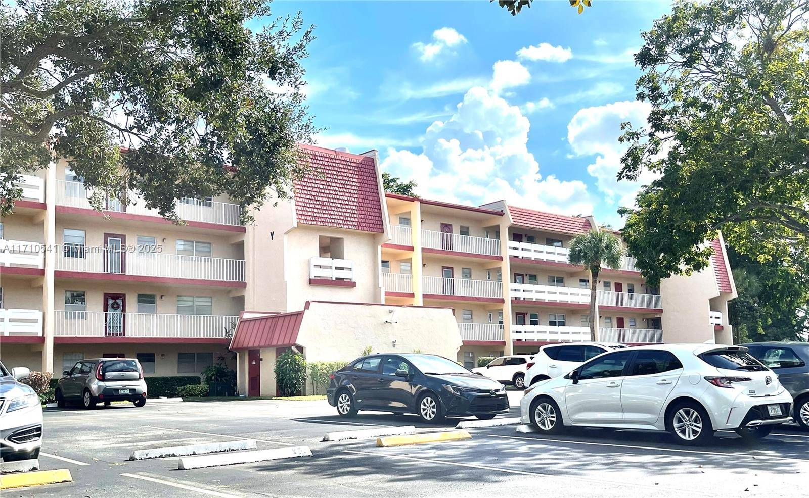 Margate, FL 33063,1015 Country Club Dr #109