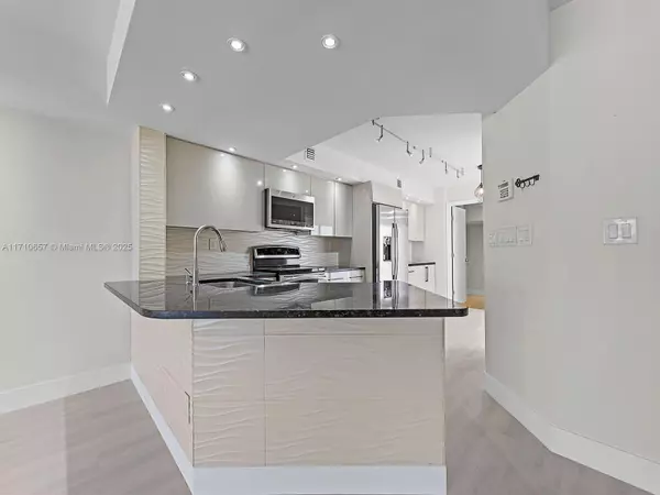 Aventura, FL 33180,3501 Magellan Cir #638