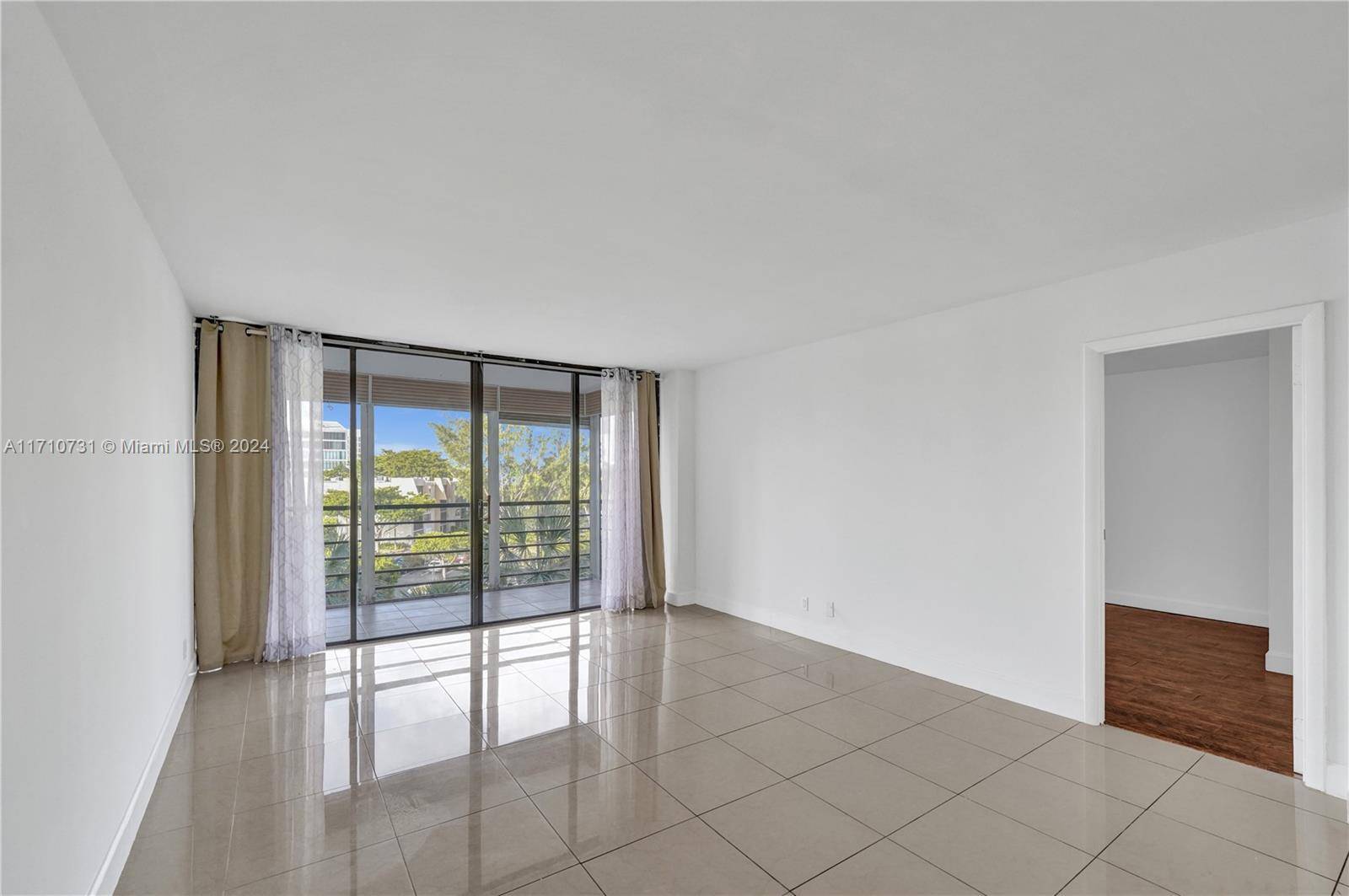 Aventura, FL 33180,20500 W Country Club Dr #503