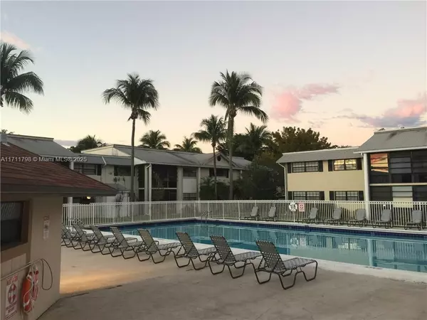 Miami, FL 33179,907 NE 199th St #206