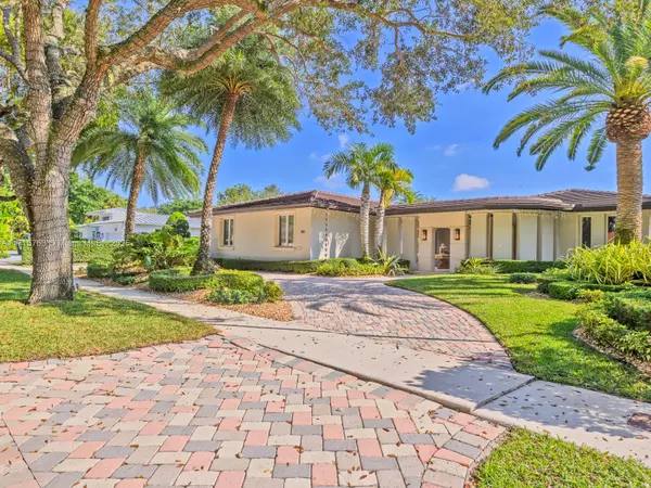 16111 W Troon Cir, Miami Lakes, FL 33014