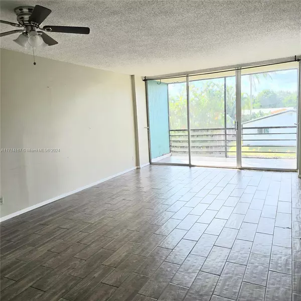 Oakland Park, FL 33309,108 Royal Park Dr #2H