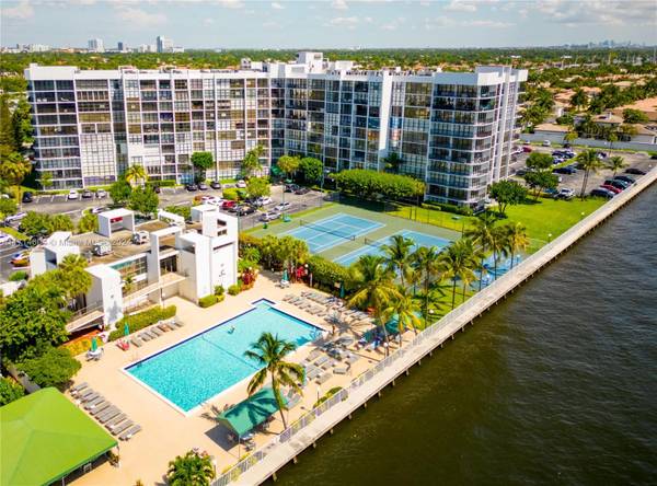 1000 Parkview Dr #107, Hallandale Beach, FL 33009