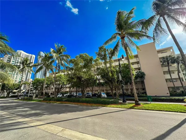 Sunny Isles Beach, FL 33160,220 Kings Point Dr #502