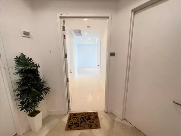 Sunny Isles Beach, FL 33160,15901 Collins Ave #3705