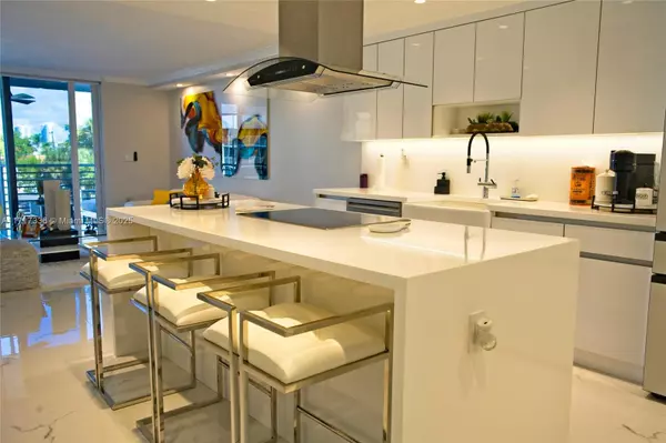 3849 NE 169th St #302, North Miami Beach, FL 33160