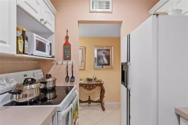 Hialeah, FL 33012,1555 W 44th Pl #242