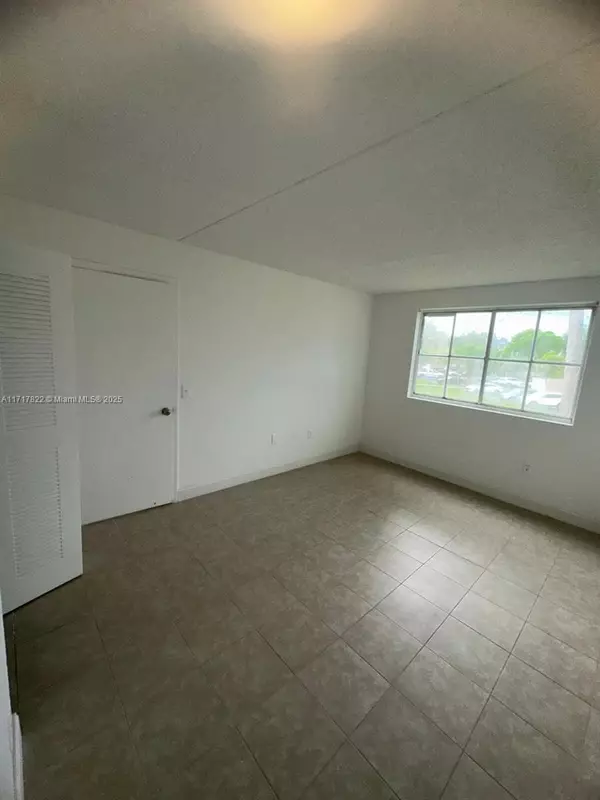 Hialeah, FL 33015,6135 NW 186th St #211