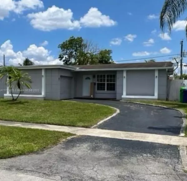 8531 NW 25th St, Sunrise, FL 33322