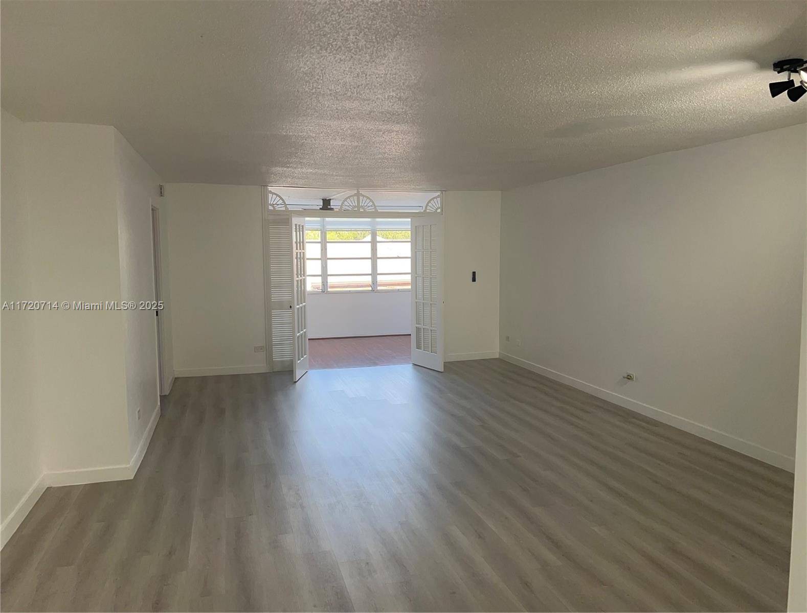 Miami, FL 33179,443 NE 195th St #242