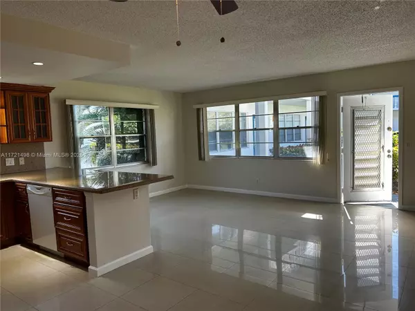 Deerfield Beach, FL 33442,284 N Tilford  N #28 4