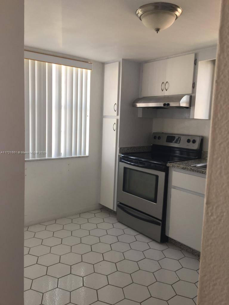 Lauderhill, FL 33319,3531 Inverrary Dr #401